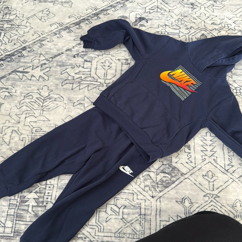 Nike 4T jogger set some minor washer stains but still very good condition.